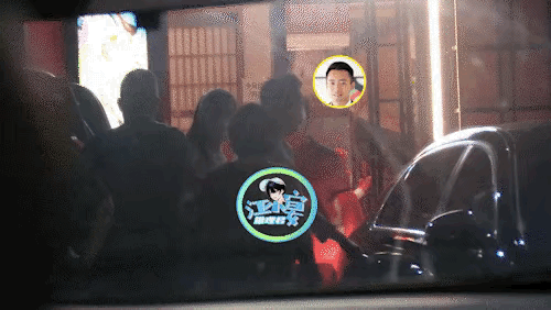 张颖颖高调向汪小菲撒娇！大街旁双手举高高讨抱抱 娱乐资讯 图3张