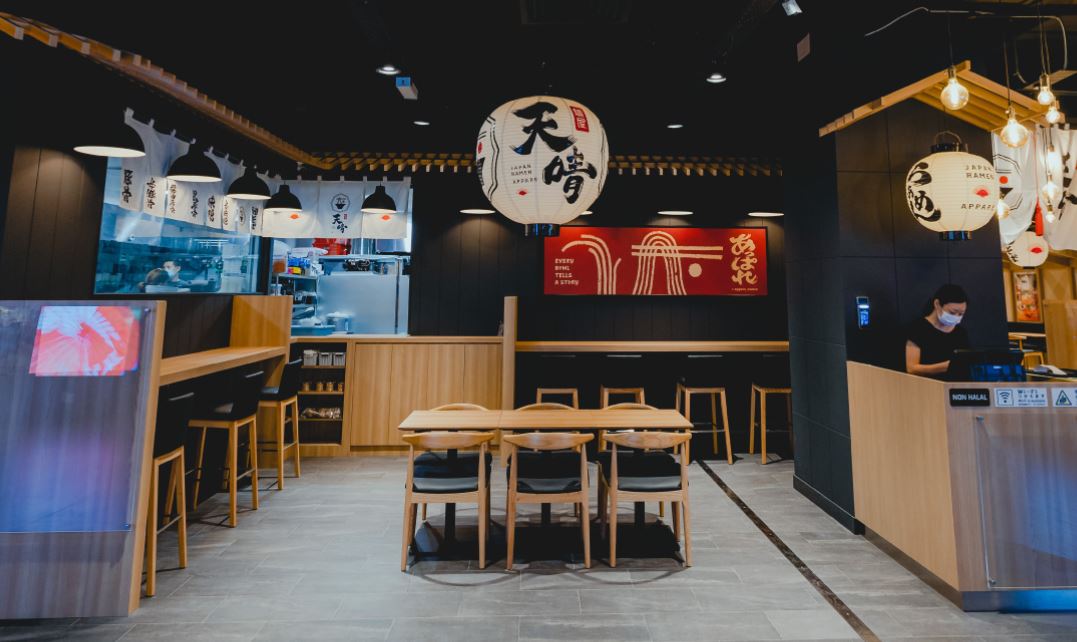 美食 I The Table by Isetan 里6家日式特色餐厅推荐：寿喜锅、烧烤、炸猪排、日式酒吧、拉面和铁板烧 更多热点 图18张