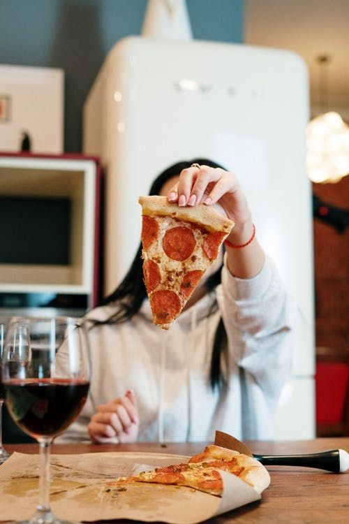 Tips I 睡前吃pizza会增加上厕所次数？造成失眠的睡前食物名单 更多热点 图4张