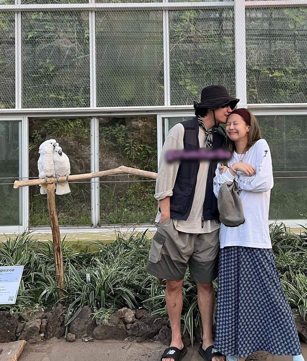 Jennie、V再被曝约会照！ 紧贴彼此甜吻额头...约会地点曝光 娱乐资讯 图1张