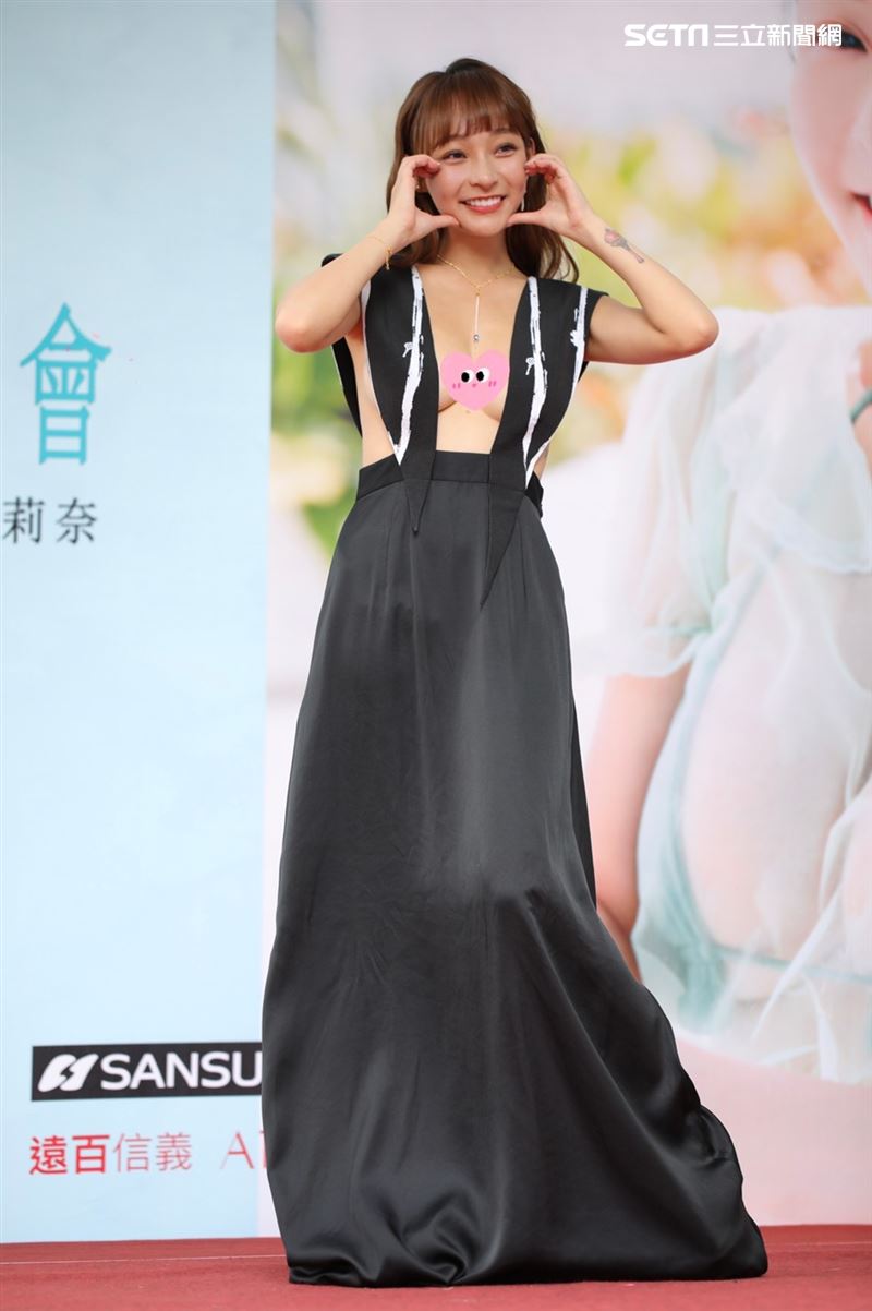开箱／写真书大PK！元元泡泡浴尬林襄18禁　她没穿胜出 时尚资讯 图3张