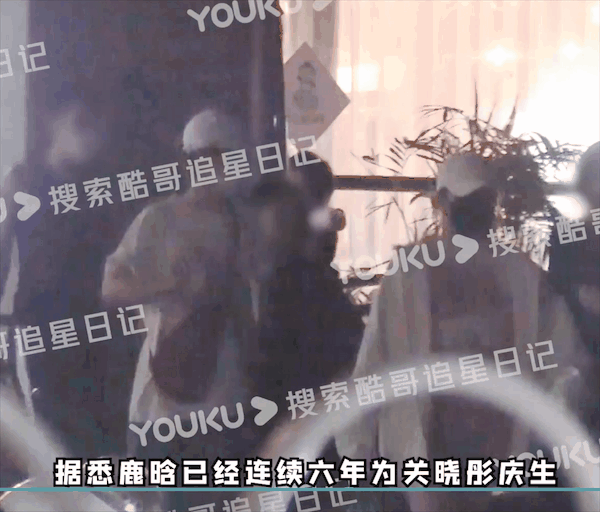 好甜！鹿晗、关晓彤情侣装庆生 6工作人员搬巨大花束、礼物 娱乐资讯 图3张