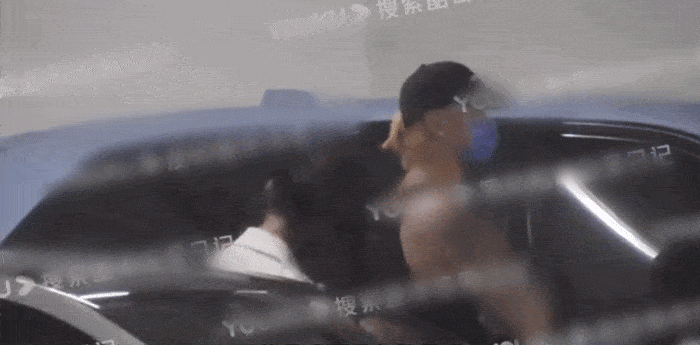 又被狗仔拍到了！ 徐艺洋身体撞黄子韬后背撒娇...深夜一同回别墅 娱乐资讯 图1张
