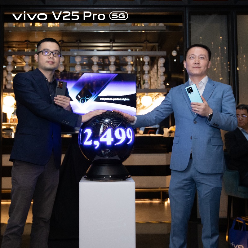 新机 I vivo V25 Pro 5G 手机界颜值天花板！手机壳居然有这个功能？ 更多热点 图8张