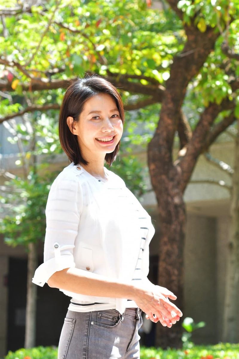 52岁丁宁晒0美颜脸蛋　掀上衣“冰块腹肌”网吓傻：超乎想像！ 时尚资讯 图1张