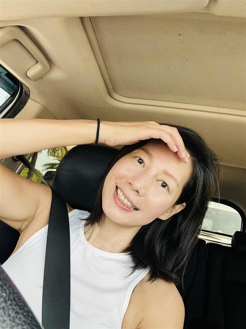 52岁丁宁晒0美颜脸蛋　掀上衣“冰块腹肌”网吓傻：超乎想像！ 时尚资讯 图2张