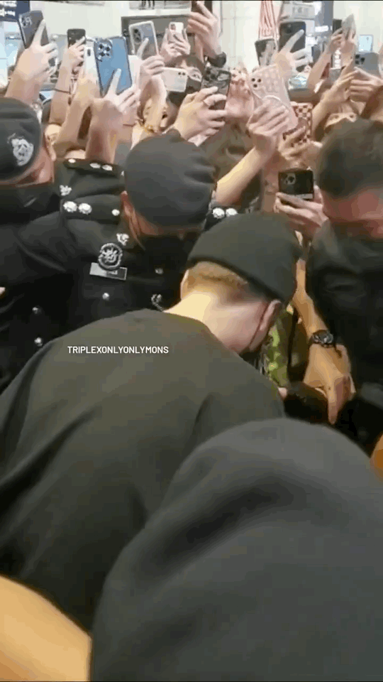 王嘉尔在KLIA帮粉丝捡鞋子！网翻出过去纪录 绝对的热心市民 娱乐资讯 图2张