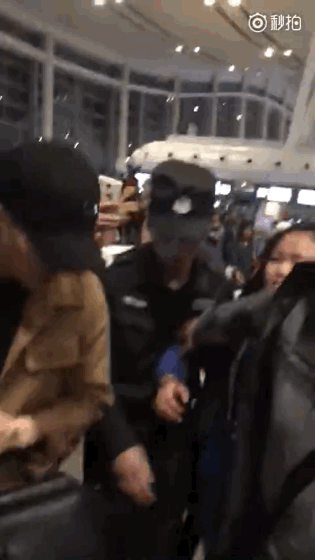 王嘉尔在KLIA帮粉丝捡鞋子！网翻出过去纪录 绝对的热心市民 娱乐资讯 图3张