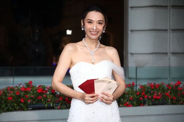 陈炜大婚！婚纱有上千颗水晶 全身行头上百万 娱乐资讯 图4张