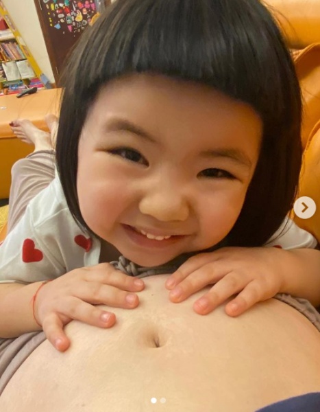 恭喜！Lucy升级做姐姐 李璨琛太太报喜 娱乐资讯 图2张