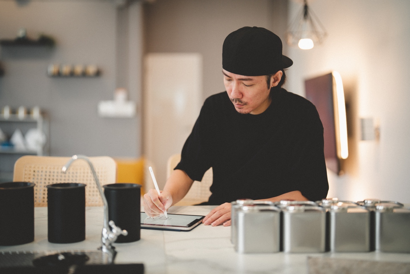 用 iPad Air 和 Apple Pencil 勾勒出咖啡厅的模样！听插画家 Ker Ker 分享奇妙的透视创作旅程 数码科技 图1张