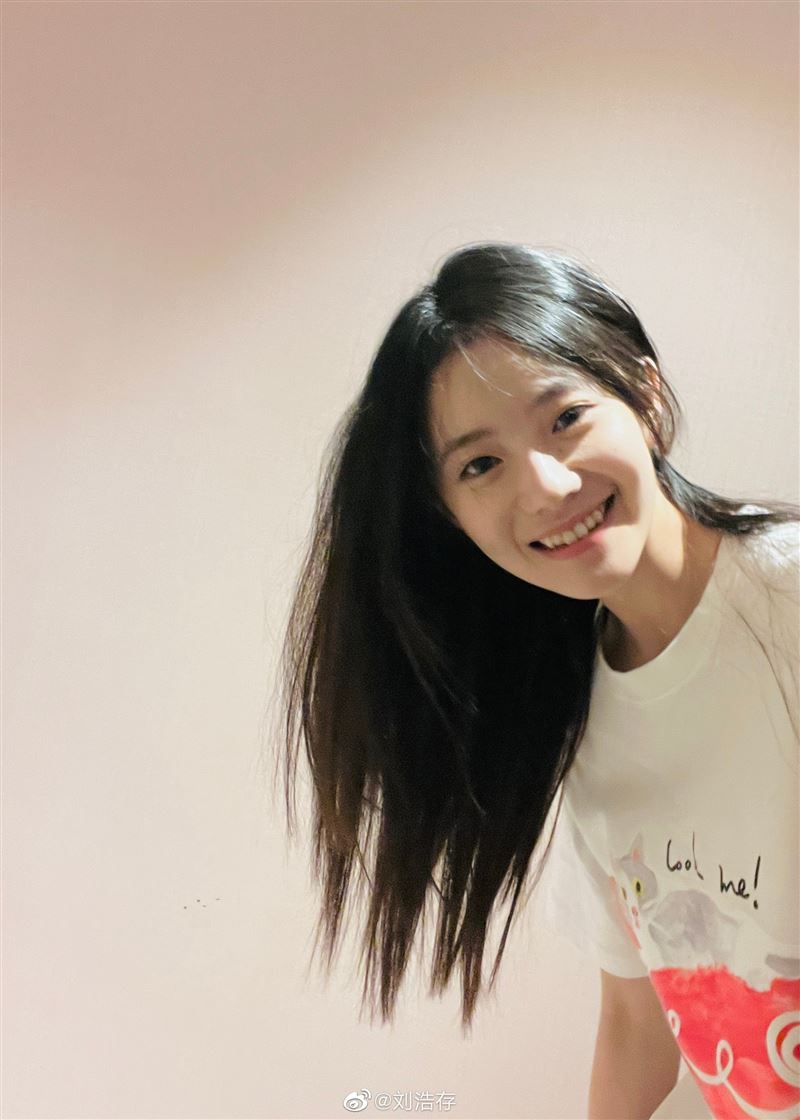 张艺谋选中的女孩长大了！超仙美照全曝光　狂吸6万人抢看 时尚资讯 图3张