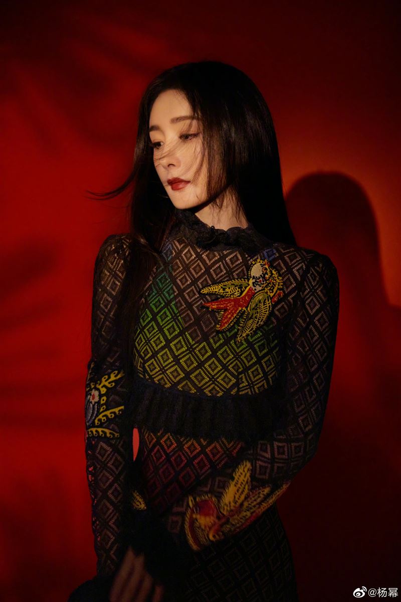 杨幂透视装超辣“内在美全看光”上万粉丝惊呼：好大的惊喜 时尚资讯 图1张