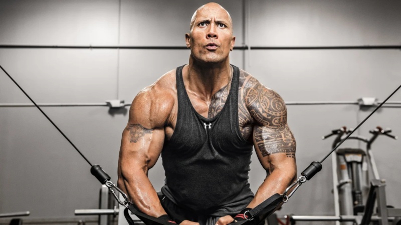 妹妹好疯狂！和“The Rock”合照大口咬对方胸肌 真相是... 娱乐资讯 图2张