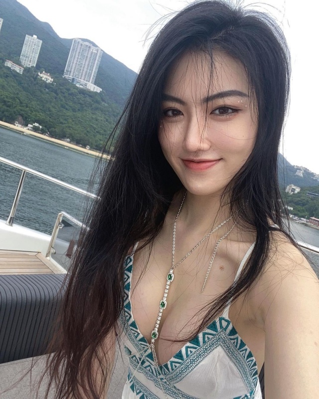 亲马来西亚辣模掀关注！曾志伟：礼貌上birthday kiss她 娱乐资讯 图3张