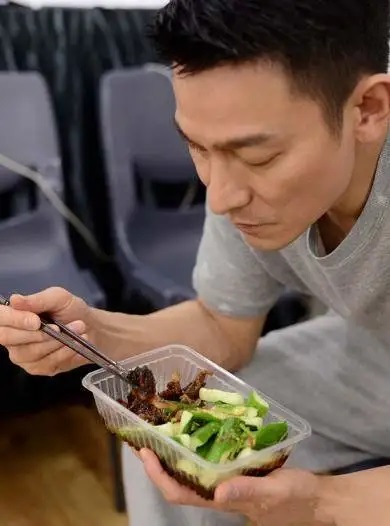 Tips I 61岁刘德华日常6招养生冻龄习惯！坚持30年不喝冷饮 更多热点 图2张