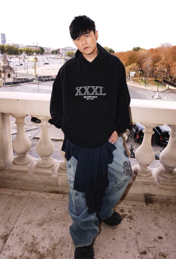 Style I 韩素希、周杰伦现身巴黎看秀！全身Balenciaga行头帅/美翻 更多热点 图1张