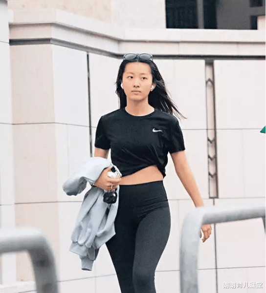 陈奕迅女儿18岁了！侧脸照和妈妈徐濠萦饼印一样 娱乐资讯 图3张