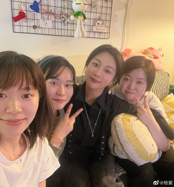 美颜过度？杨紫晒自拍...身后电视弯了 娱乐资讯 图4张