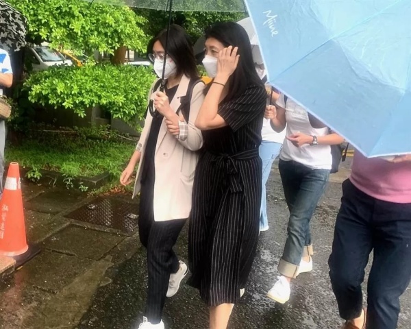 传黄嘉千官司胜诉！男方频搞小动作 娱乐资讯 图2张
