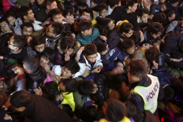 Tips I 追星、演唱会最怕“人踩人”！5个自救救人方法记起来！ 更多热点 图1张