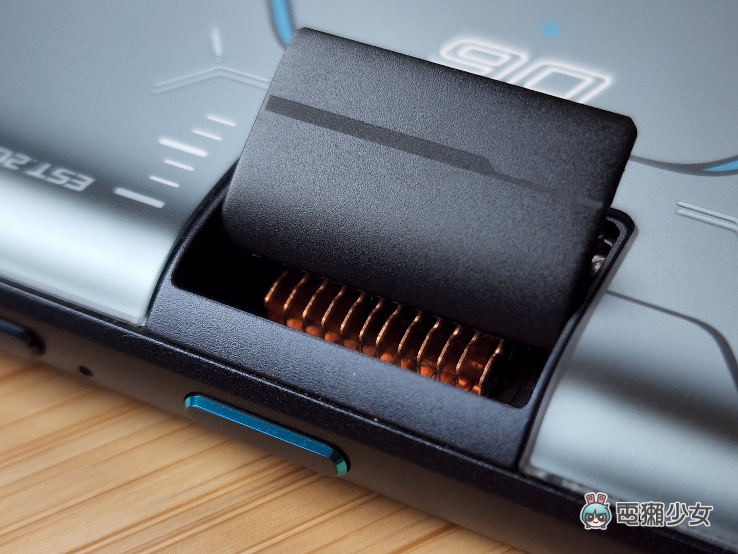 开箱｜处理器篡位排行第一！ROG Phone 6D Ultimate 电竞手机，出现神秘小黑盒？实测游戏数据结果说话，告诉你！它！有！多！强！ 数码科技 图6张