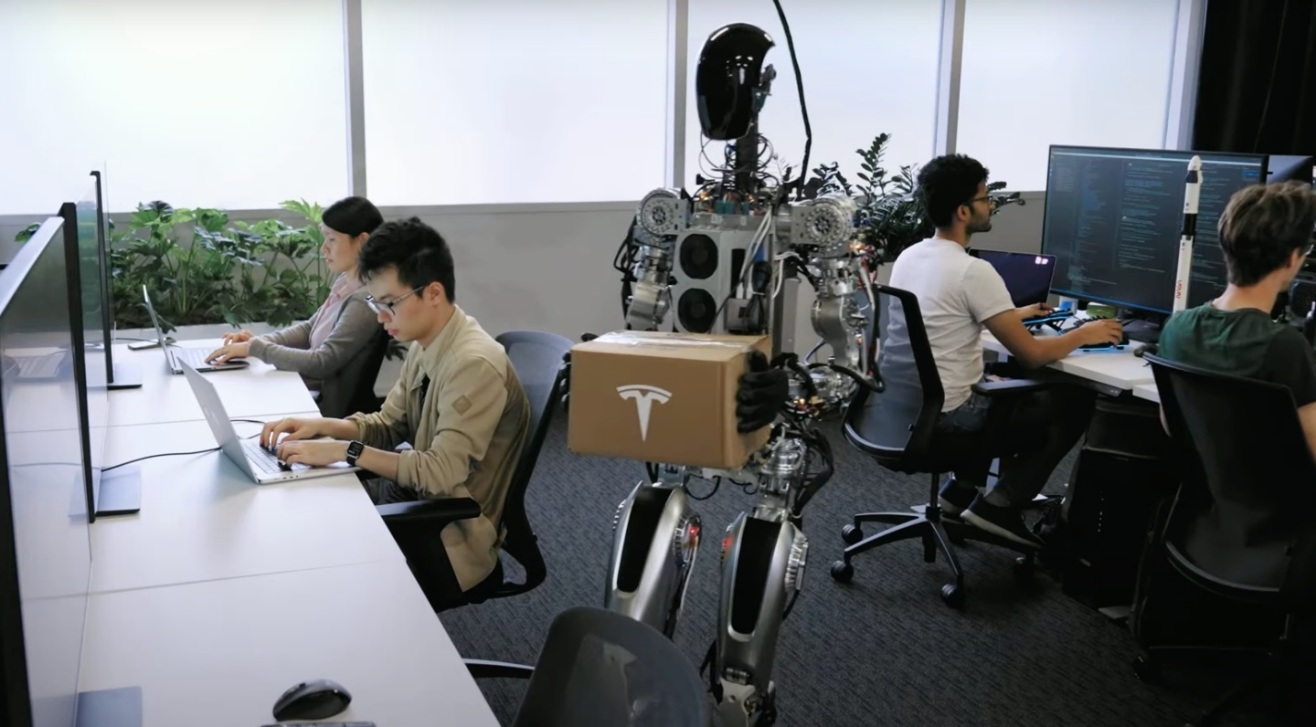 Tesla 机器人 Optimus 亮相！能走动、挥手、拿东西、还可以浇花 最快预计在 2023 年开始量产 数码科技 图3张