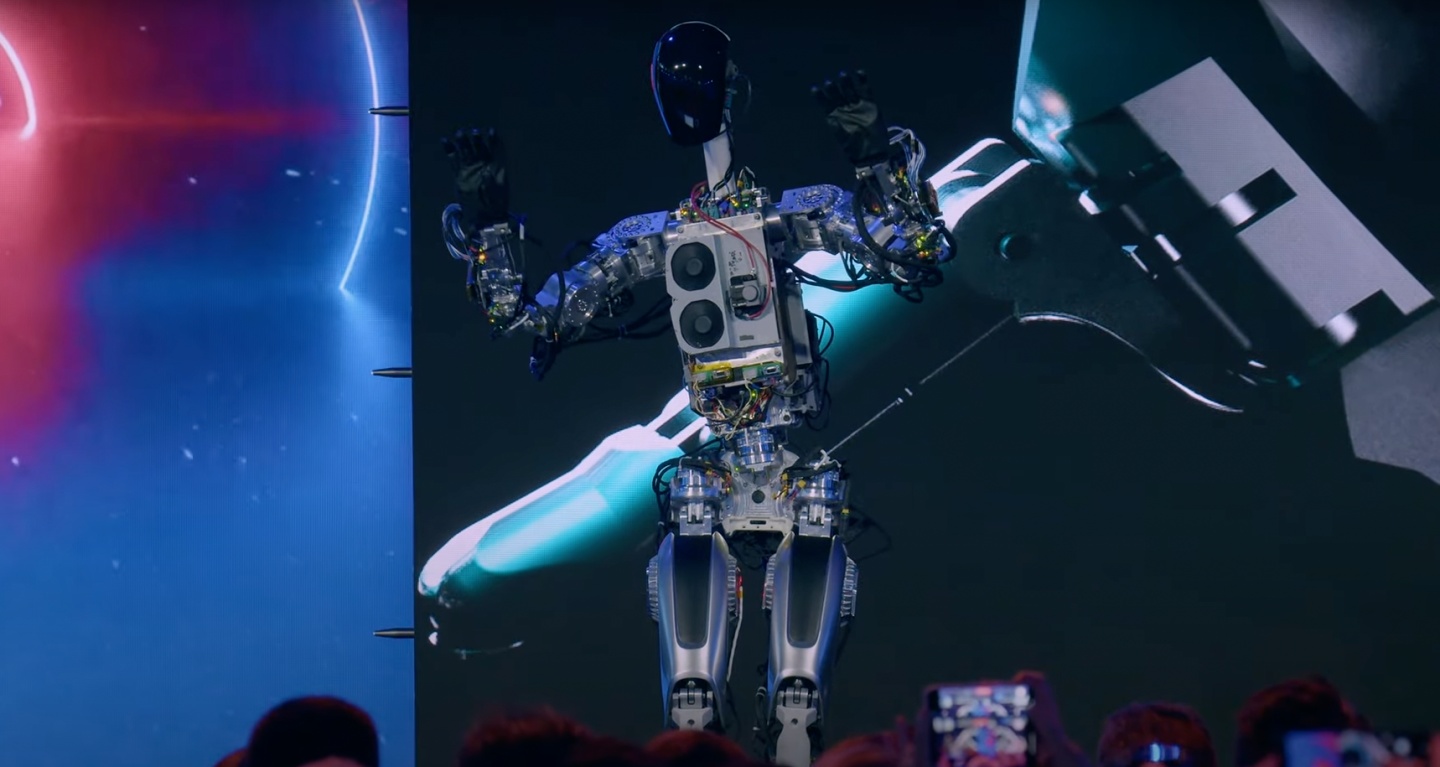 Tesla 机器人 Optimus 亮相！能走动、挥手、拿东西、还可以浇花 最快预计在 2023 年开始量产 数码科技 图4张