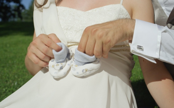 婚嫁 I 怀孕新娘要谨慎的5件事，怀孕几个月份适合办婚礼？ 更多热点 图2张