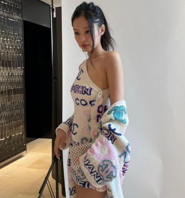 Style I Jennie穿性感白洋装亮相秀场，重温“人间香奈儿”看秀造型 更多热点 图1张