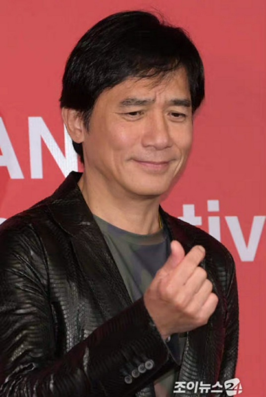 影帝被韩式比爱心难倒了！梁朝伟一脸被迫营业 娱乐资讯 图5张