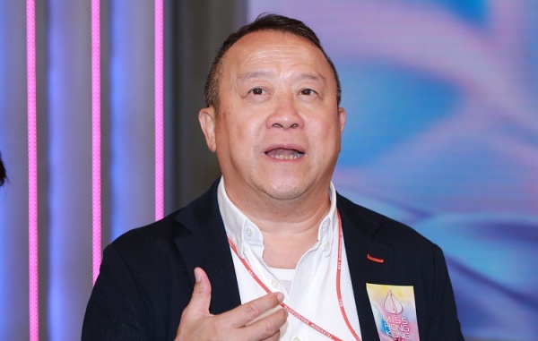 曾志伟亲马来西亚辣模！女儿曾宝仪赞 “那女生很漂亮” 娱乐资讯 图4张