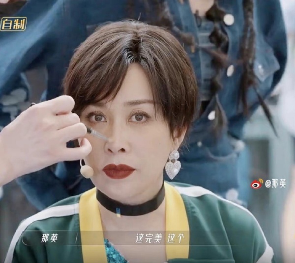 56岁刘嘉玲性感照冲热搜！撞脸那英：一模一样 娱乐资讯 图2张