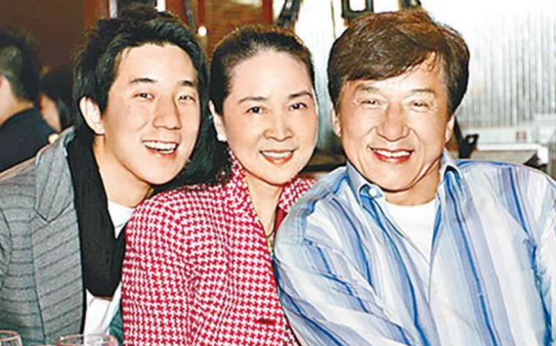 同是“龙种”不同命！吴卓林街头排队领粮、房祖名开劳斯莱斯 娱乐资讯 图3张