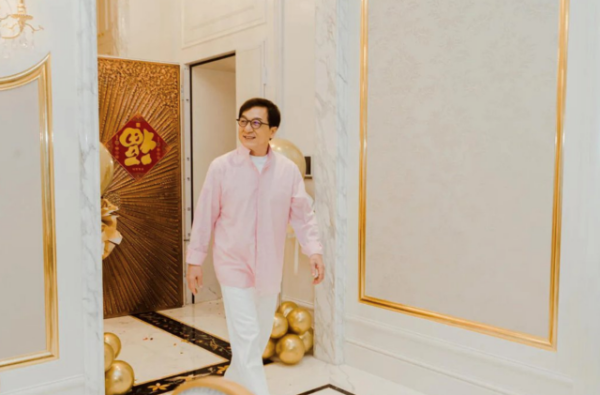 同是“龙种”不同命！吴卓林街头排队领粮、房祖名开劳斯莱斯 娱乐资讯 图4张