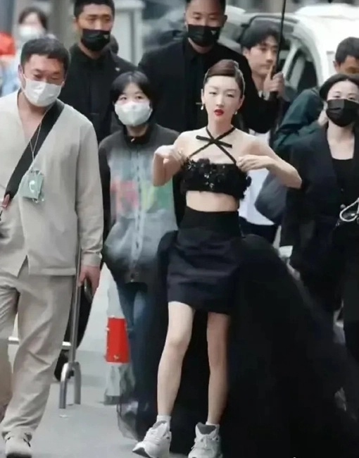 周冬雨穿性感礼服 反曝身材劣势！还要边走边扯 娱乐资讯 图2张