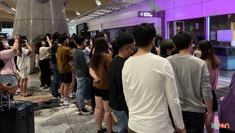 张艺兴凌晨抵马！送飞吻、挥手、沿途收信 娱乐资讯 图7张