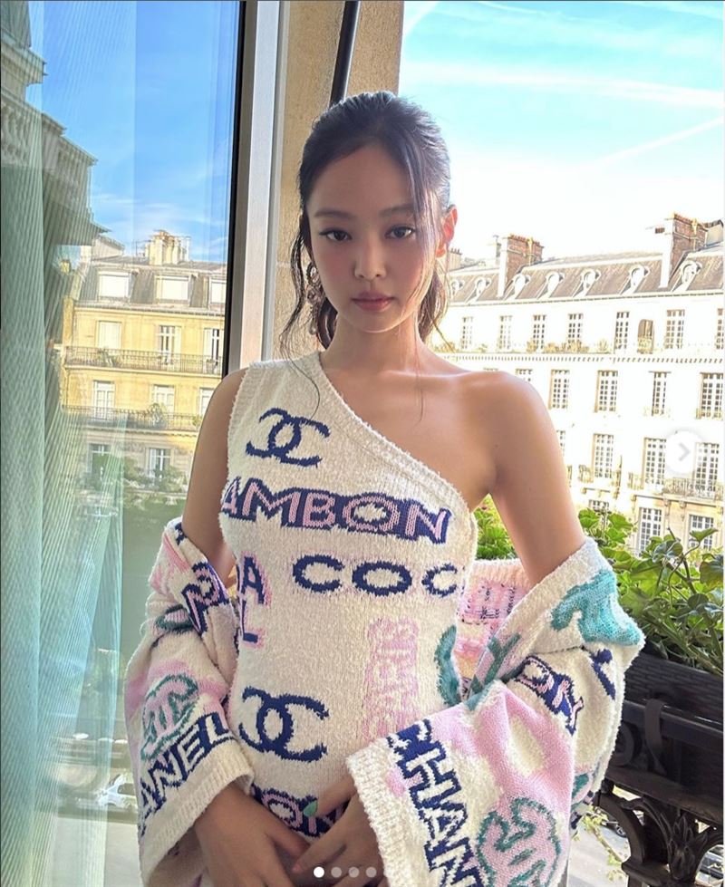 “人间香奈儿”胸前仅一片布！“中间露一点”性感曲线全被看光 时尚资讯 图2张