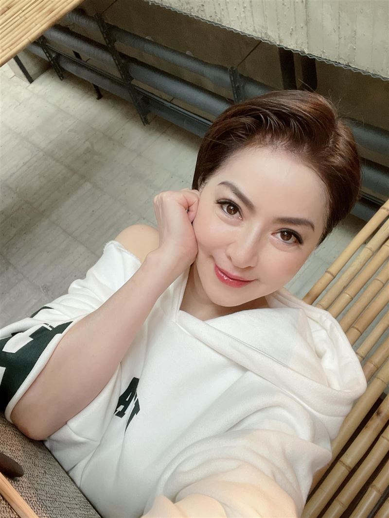 内衣皇后58岁生日自叹：又老了！李芳雯晒真实自拍“状态超惊人” 时尚资讯 图3张