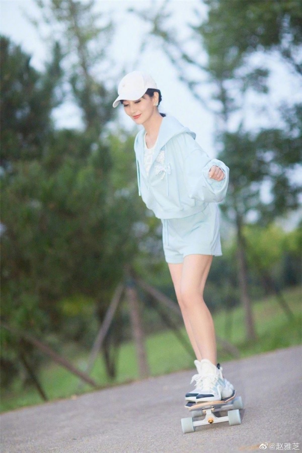 年近70...赵雅芝淡定玩滑板！粉丝开骂经纪人 娱乐资讯 图1张