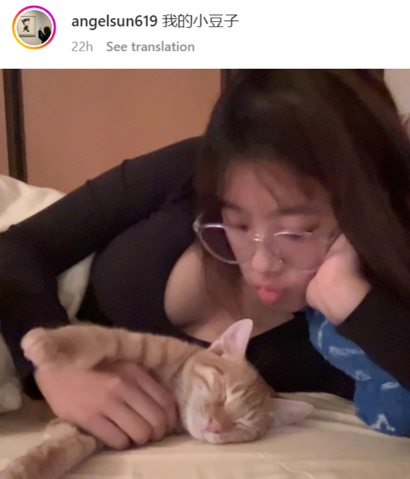 贾静雯17岁女儿贴床照！之前露美腿 现在露傲人上围 娱乐资讯 图1张