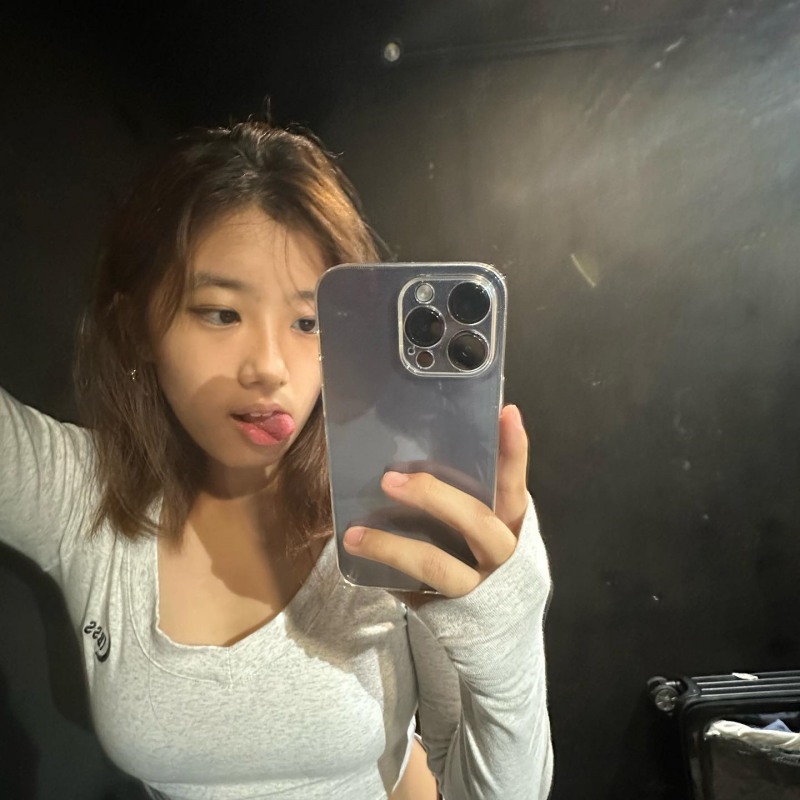 贾静雯17岁女儿贴床照！之前露美腿 现在露傲人上围 娱乐资讯 图2张
