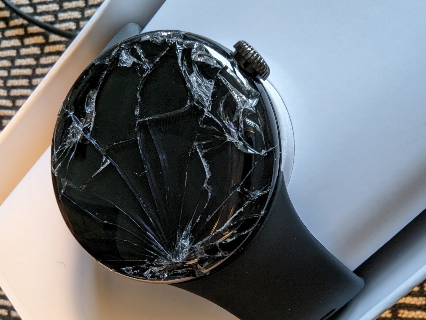 国外网友开箱惨摔 Pixel Watch ，但 Google 表示付费也没办法维修？编辑直接去问客服保固问题，结果是... 数码科技 图1张
