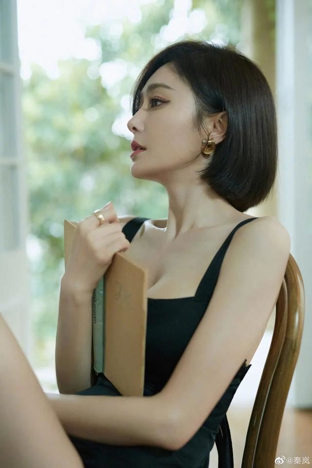秦岚突剪去长发！一刀切齐“肩上短发”露美背：正到惊艳 时尚资讯 图2张