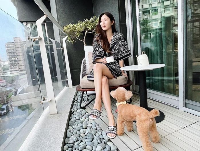 曾莞婷阳台泄“绝对领域”！居家性感穿搭曝光　自爆：空到不行 时尚资讯 图1张