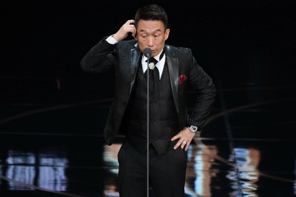 “女扮男装”夺金钟视帝！网傻眼：第三性得男女主都不意外了 娱乐资讯 图3张