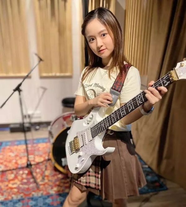 《下流上车族》小女儿“车蔓蔓”走红！圈外男友神似林敏骢？ 娱乐资讯 图1张