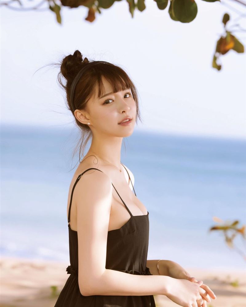 “呆萌女神”胸前绷太紧！元元雪白失守泳衣罩不住　眼神超迷濛 时尚资讯 图1张