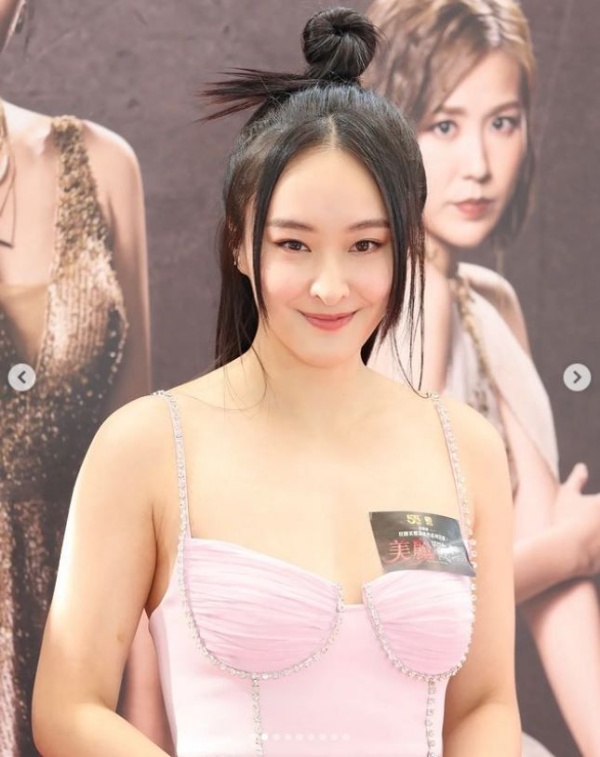 一抬腿意外露X处！陈滢走光...竟赖刘佩玥？ 娱乐资讯 图2张