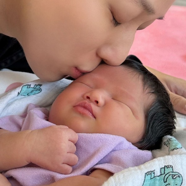 钟嘉欣生第三胎！晒亲吻女儿照“升格一家5口” 娱乐资讯 图2张